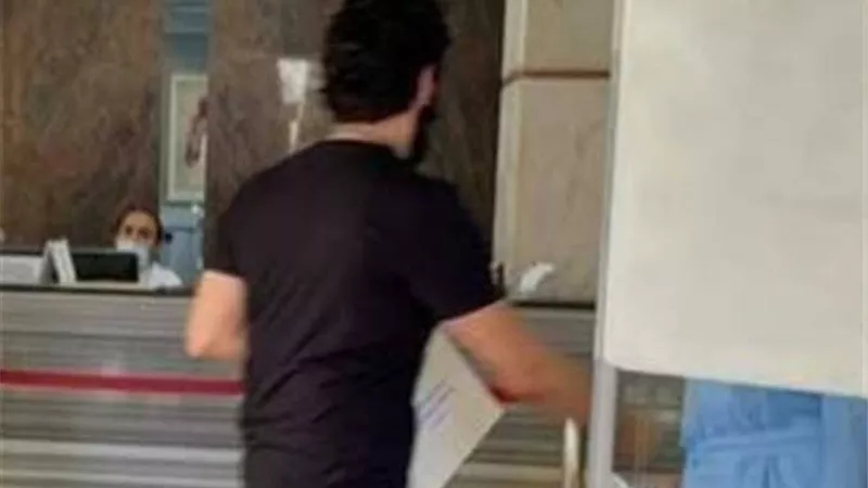وصول ايمى وحسن الرداد إلى المستشفى لاستقبال جثمان الراحلة دلال عبدالعزيز