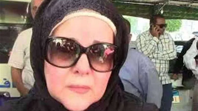 وصول عائلة الراحلة دلال عبدالعزيز إلى المستشفى لتشيع الجنازة