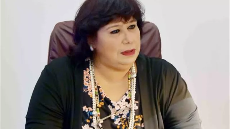 وزيرة الثقافة تنيب مستشارها لشئون السينما لحضور جنازة دلال عبد العزيز