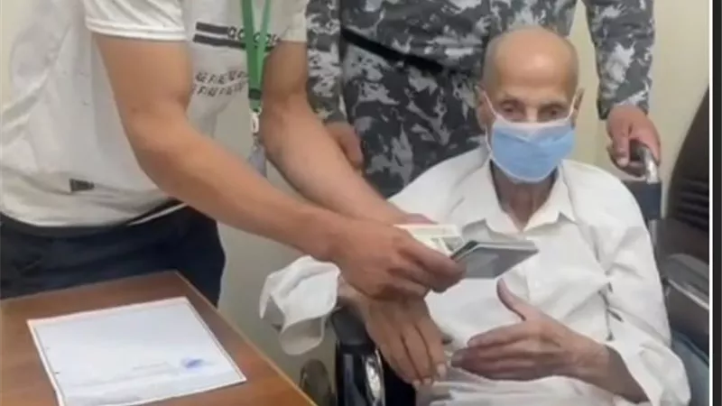 الجوازات تواصل تسهيل خدماتها لكبار السن وذوي الاحتياجات والمرضى ..صور