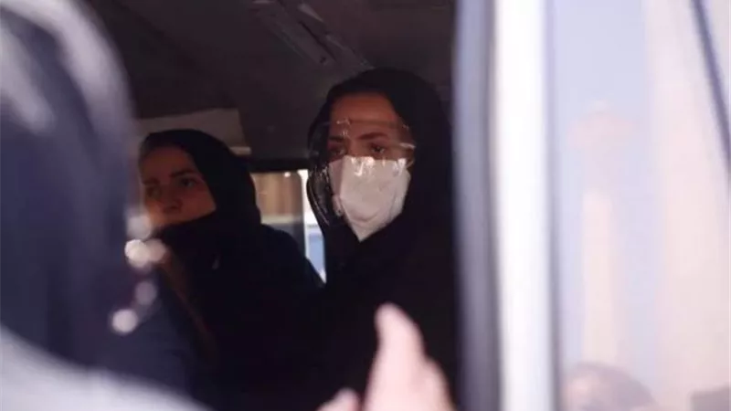 دنيا وايمى يرافقان جثمان والدتهما دلال عبدالعزيز