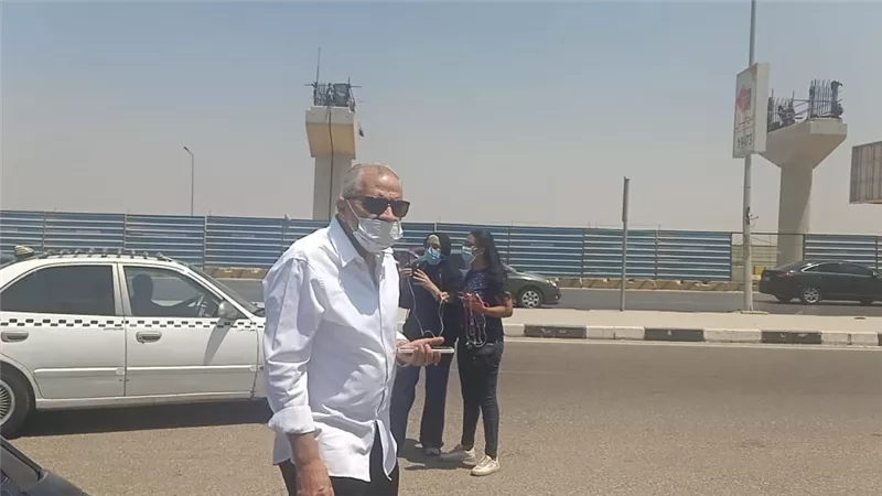 محمد السبكى أول الحاضرين بتشييع جنازة دلال عبدالعزيز.. صور
