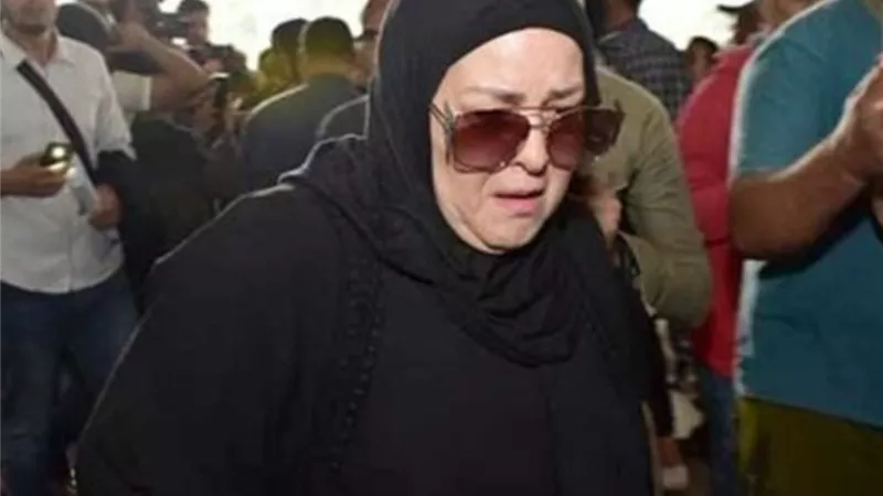 جنازة دلال عبد العزيز.. تفاصيل الاستعدادات الأخيرة لخروج الجثمان.. فيديو