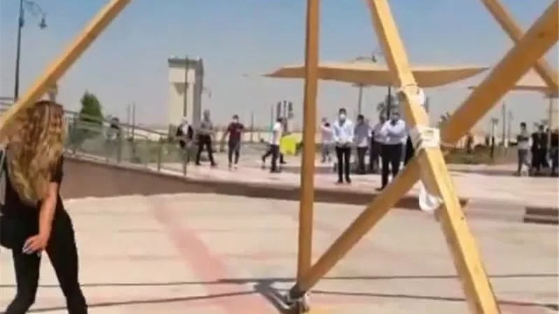 هروب دينا الشربيني من المصريين بجنازة دلال عبدالعزيز.. صور