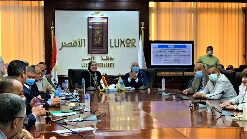 وزيرة الصناعة تواصل جولتها بمحافظات الصعيد .. وتعقد لقاء موسع مع مستثمري الأقصر