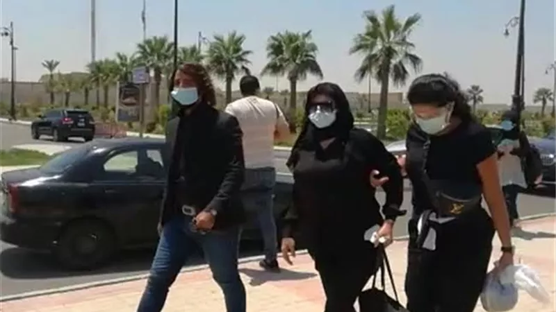 هانى البحيرى يشارك فى جنازة دلال عبدالعزيز.. صور