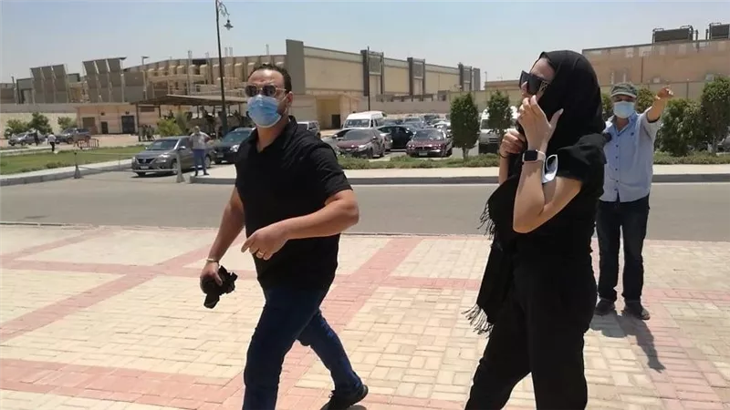 وصول هنادى مهنا واحمد خالد صالح فى تشيع جنازة دلال عبد العزيز.. صور