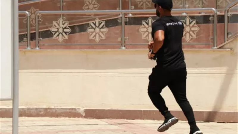 احمد يسرع لأداء صلاة الجنازة على دلال عبدالعزيز.. صور