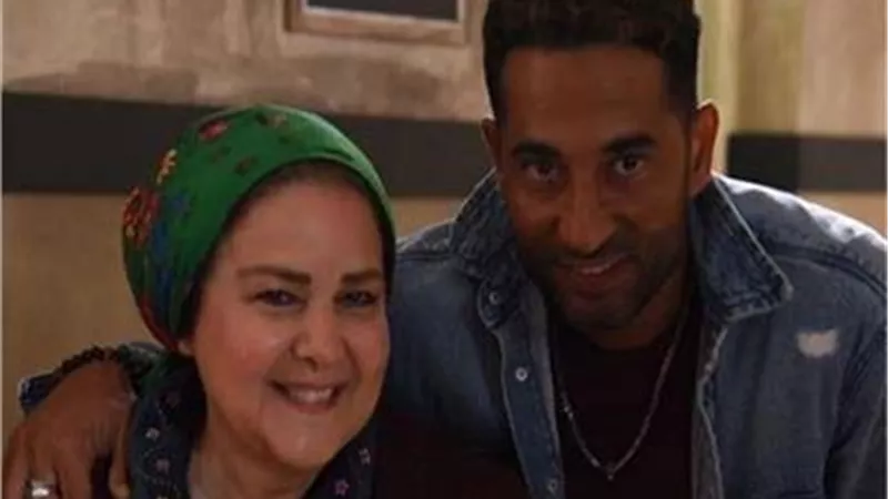 عمرو سعد يودع دلال عبدالعزيز بمثواها الاخيرة .. صور