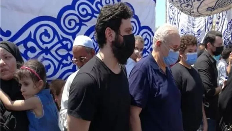 الرداد و رضوان يستقبلان عزاء دلال عبد العزيز فى مقابر الاسرة .. صور