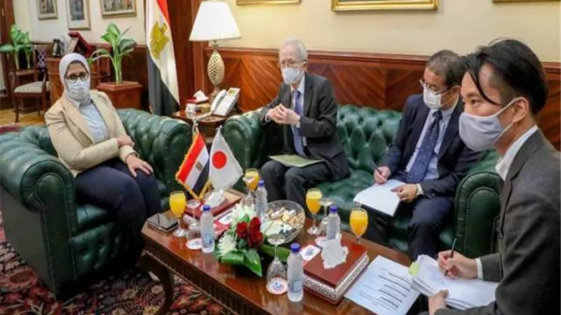 هالة زايد تبحث تعزيز التعاون فى القطاع الصحى مع السفير اليابانى