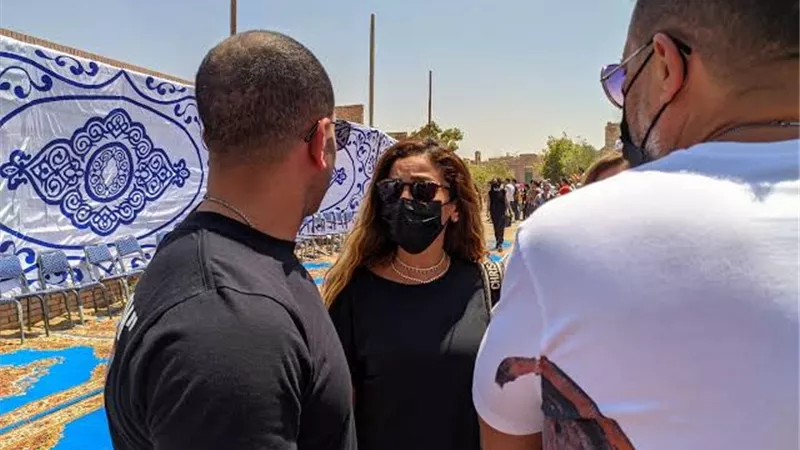 ماجد المصرى يستقبل عزاء دلال عبدالعزيز .. صور
