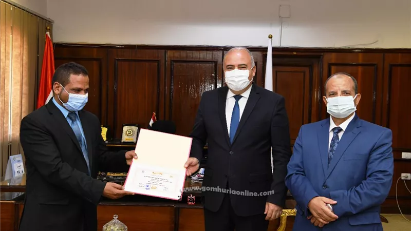 محافظ قنا يكرم مدير إدارة فرشوط التعليمية لتبنيه مبادرة 