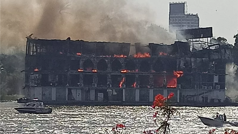 عاجل.. النيران تلتهم إحدى العائمات السياحية في النيل بجزيرة الزمالك