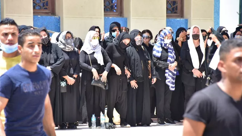 دنيا سميرغانم تودع والدتها بقرأ لها والادعية