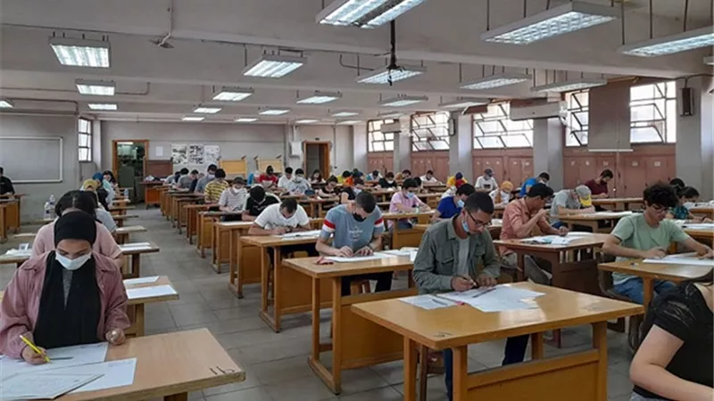 أقبال كثيف من طلاب الثانوية العامة لأداء اختبارات القدرات فى كليات جامعة حلوان.. بالصور