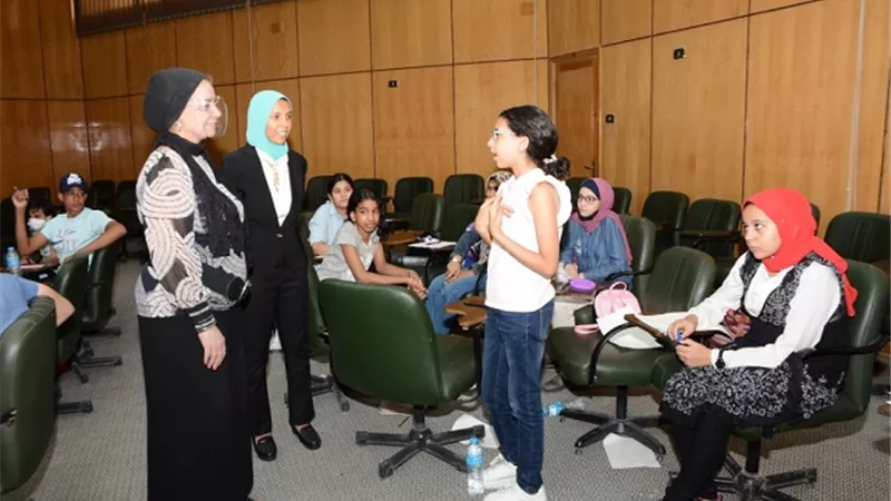 نائب رئيس الجامعة تتابع احتفالات الجامعة باليوم العالمى للشباب.. بالصور