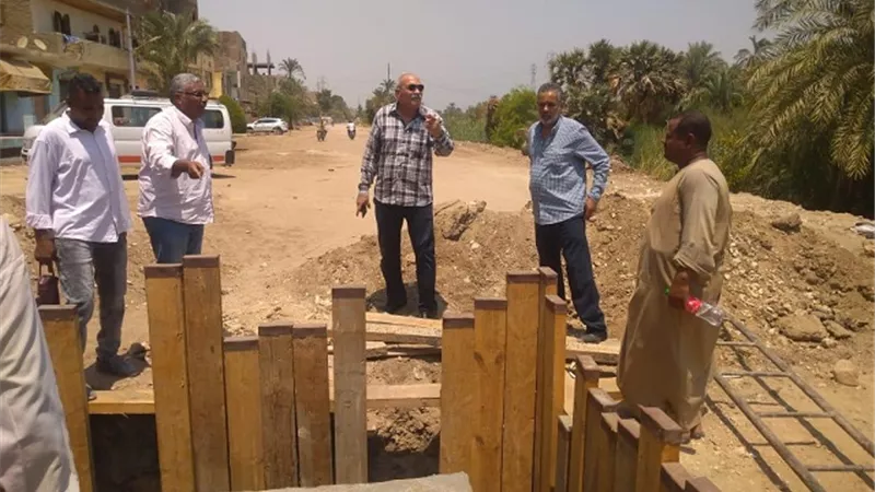 إستئناف العمل بمشروعات الصرف الصحى فى الأقصر.. بالصور