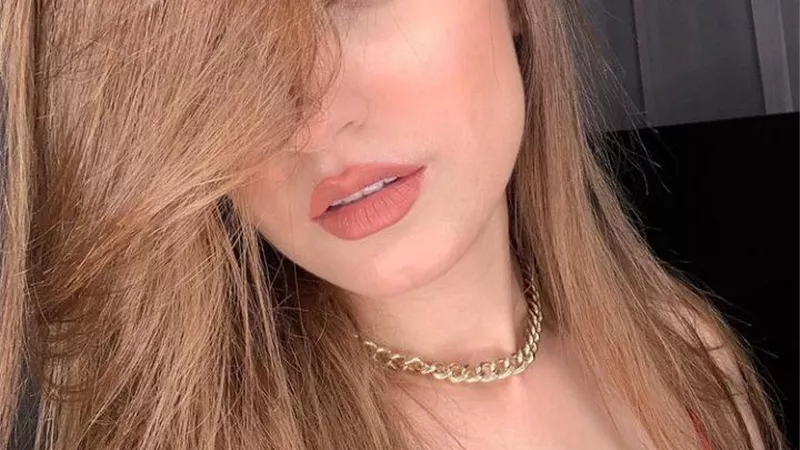 بالأحمر .. ياسمين عز تداعب متابعيها عبر إنستجرام
