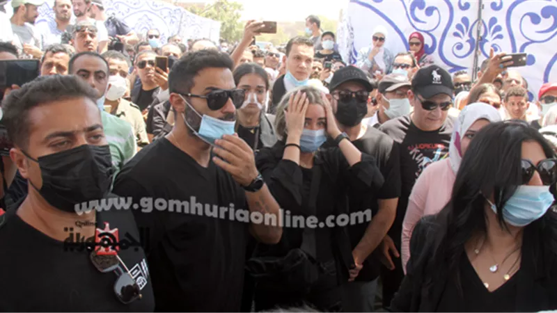 الحسرة والحزن يسيطران على هنا الزاهد وزوجها أحمد فهمى فى جنازة دلال عبد العزيز..صور