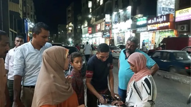 حملة علي المنشات التجارية لاستخراج تراخيص الاعلانات الجديدة في مدينة أسوان