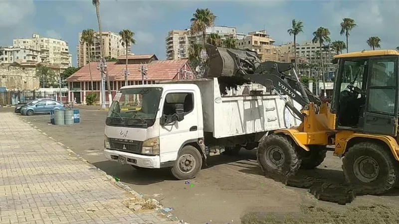 رفع ٣٥ طن مخلفات متنوعة من شوارع حي وسط