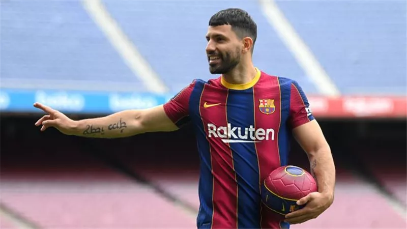 في بيان رسمي.. برشلونة يُعلن مدة غياب أجويرو
