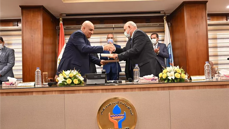 وزير الإسكان يشهد توقيع بروتوكول تعاون للمعامل المركزية وتحليل مياه الشرب
