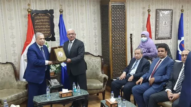 محافظ السويس يستقبل رئيس هيئة النيابة الإدارية لتدشين التحول الرقمي للقضايا