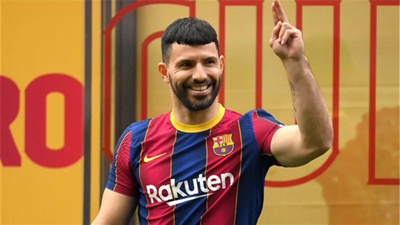 اجويرو نجم برشلونه يغيب عن مباريات الفريق للاصابة