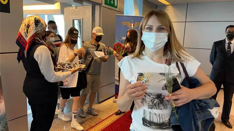 على متنها ٥١٨ سائحا .. وصول أولى الرحلات الروسية مطار الغردقة واستقبال بالورود ..صور