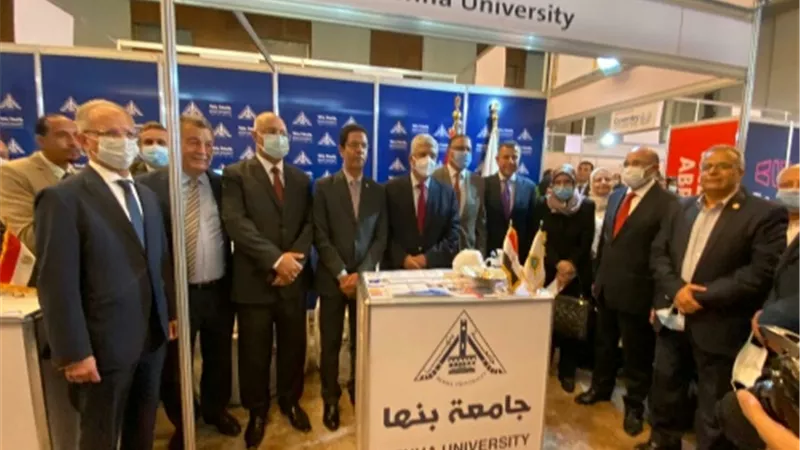 اقبال طلابي كبير أمام جناح جامعة بنها للتعرف على البرامج الدراسية الجديدة