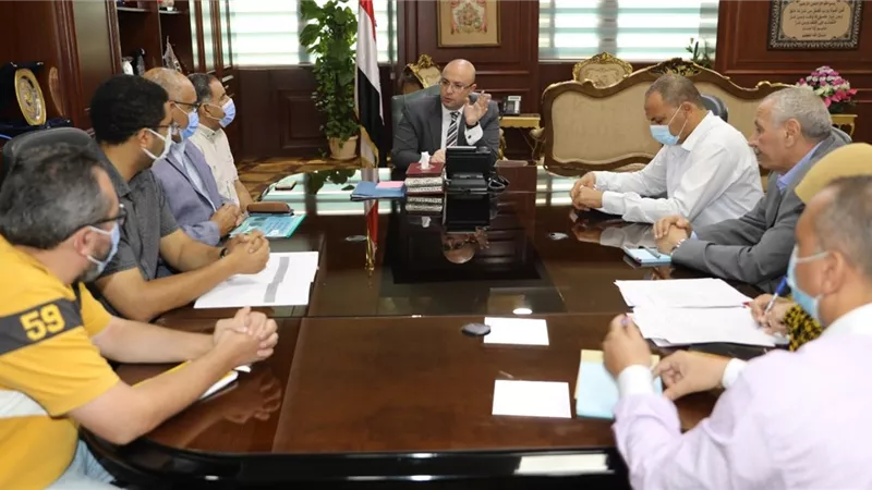 محافظ بني سويف يلتقى المواطنين