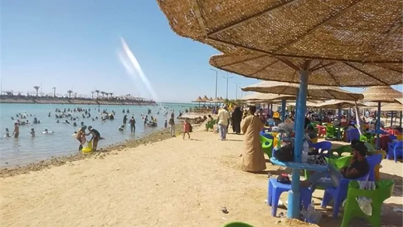 سيارة إسعاف وطاقم إنقاذ لتأمين المصطافين بالنادى الإجتماعى فى الغردقة.. بالصور