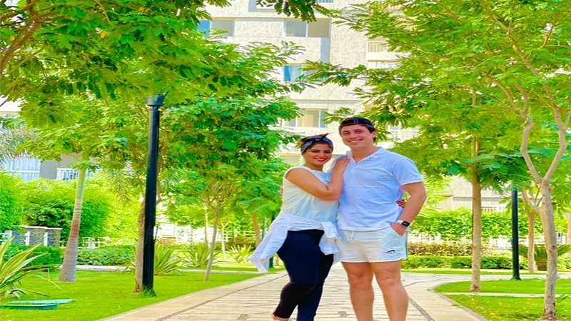 وسط الأشجار والزهور .. إطلالة مبهجة لـ حليم بركات وأمل سمير