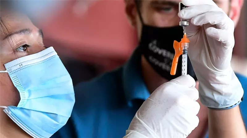 إصابة 14 إسرائيلياً بفيروس كورونا بعد تلقيهم الجرعة الثالثة من اللقاح