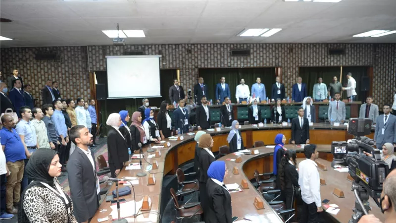 دقيقة حداد.. لطلاب جامعة أسيوط على روح أحد أبناء الجامعة المتميزين والذى توفى أثر حادث مروع