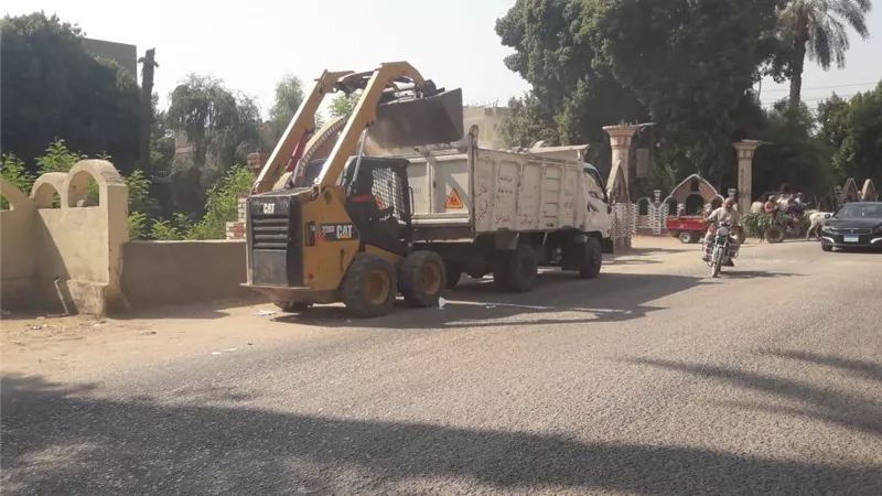 رفع ٣٢ طن اتربة ومخلفات صلبة بقريتى الضبعية والبعيرات غرب الأقصر