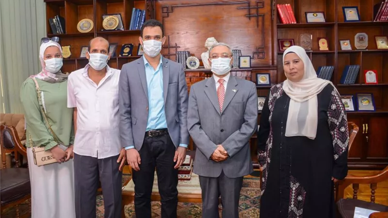 رئيس جامعة طنطا يكرم طالب العلوم بعد حصولة براءة اختراع لعلاج السرطان