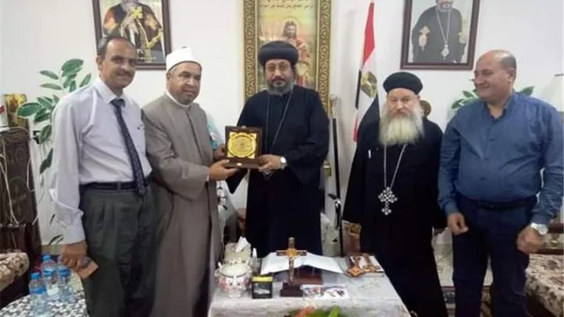 أسقف الوادى الجديد والواحات يمنح درع المطرانية لرئيس المنطقة الأزهرية..