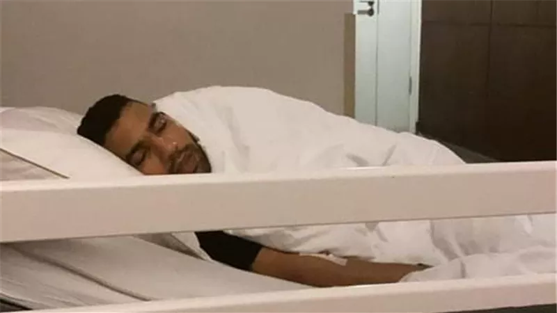 تفاصيل الحالة الصحية لمؤمن زكريا بعد نقله إلى المستشفى
