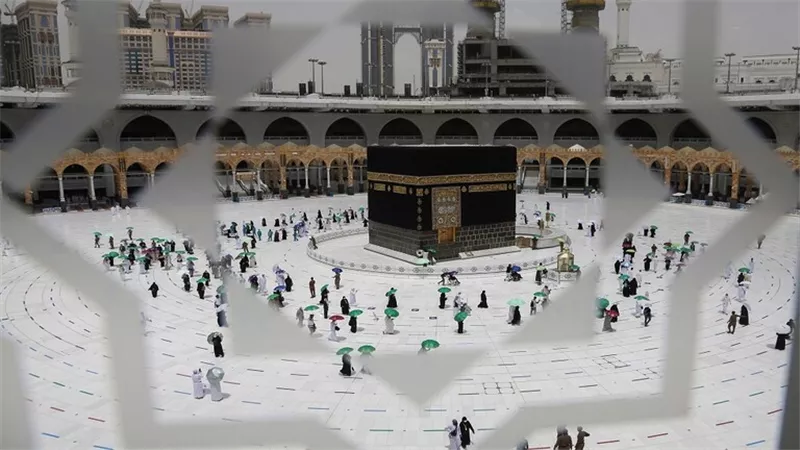 السعودية تتيح تصاريح العمرة لمن تتراوح أعمارهم بين 12 و18 عاما بشرط