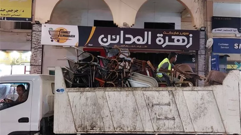 جهاز دمياط الجديدة يشن حملة ليلية على الإشغالات والمحلات المخالفة فى المدينة.. بالصور