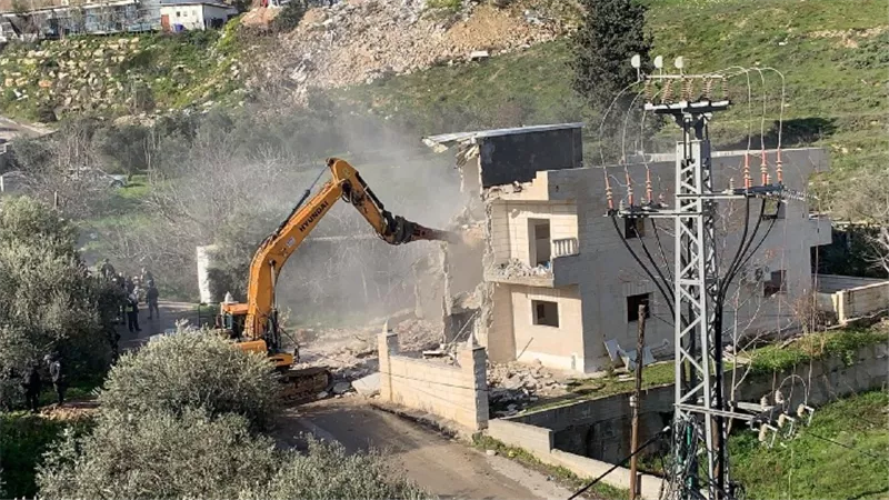 سلطات الاحتلال تهدم منزلًا في القدس وتعتقل شابًا فلسطينيا في حي الشيخ جراح