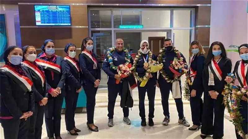 استقبال حافل لجيانا فاروق في مطار القاهرة