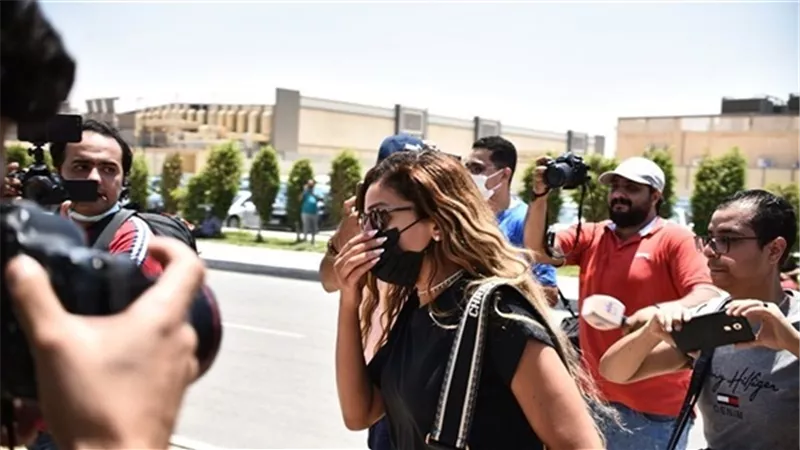دينا الشربينى تتصدر مواقع التواصل الإجتماعي بعد ظهورها في جنازة دلال عبد العزيز