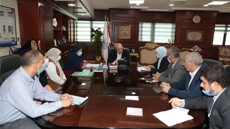 محافظ بني سويف يستجيب لمواطنة في نقل أبنائها من مدرسة خاصة لحكومية