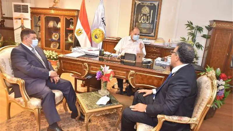 محافظ أسيوط يدشن قافلة برنامج فرصة للتمكين الاقتصادي ويسلم 308 مشروعًا