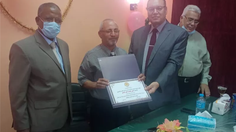 جامعة الوادى الجديد تكرم مدير عام المدن الطلابية لبلوغه سن المعاش القانونية.