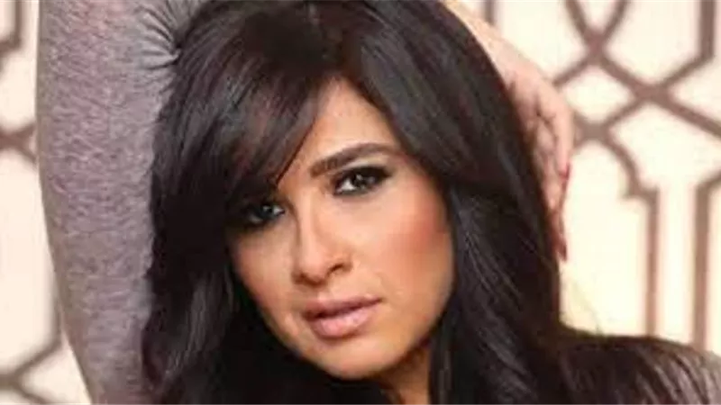ياسمين عبد العزيز سافرت الى جنيف لاستكمال علاجها